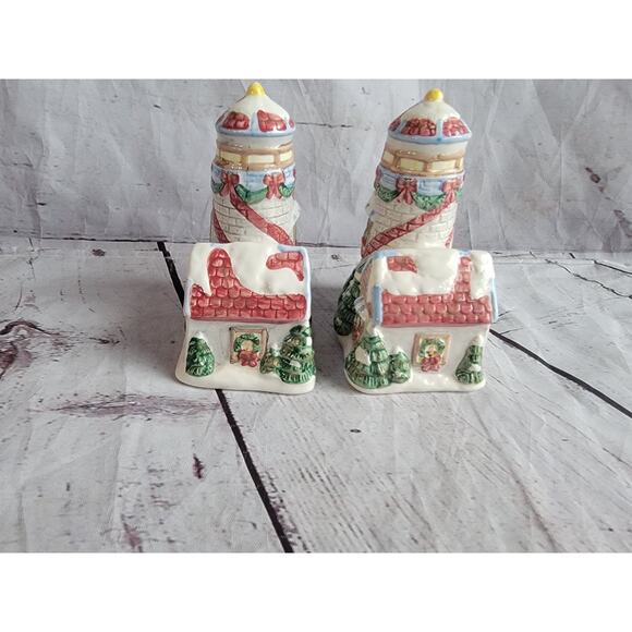 Vintage 1996 YH Ceramic Lighthouse Holiday Winter Salt & Pepper Shaker Set - Picture 5 of 10